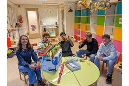 Leerlingen klussen tijdens Heel Werenfridus Helpt