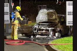 Auto vat vlam en raakt volledig verwoest bij McDonalds in Enkhuizen