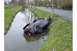 Auto belandt in sloot na botsing in Spierdijk