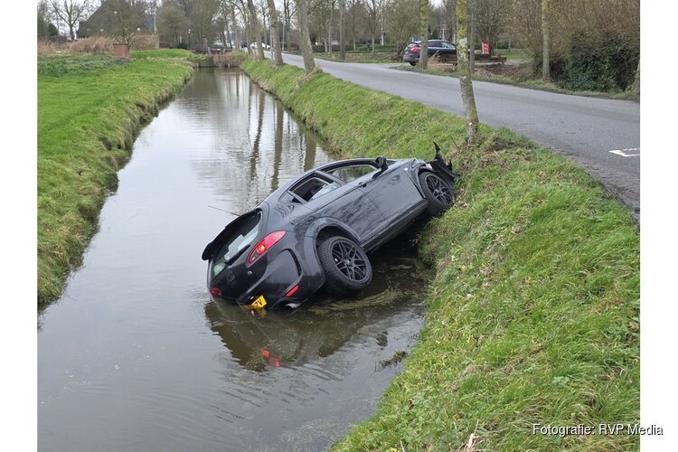 Auto belandt in sloot na botsing in Spierdijk