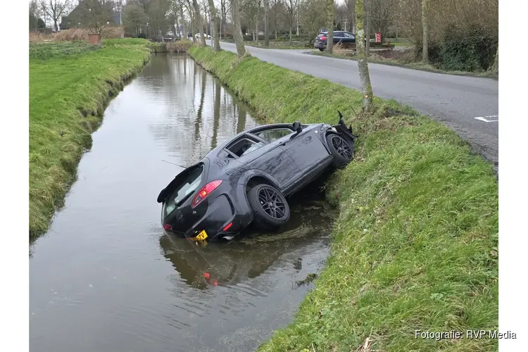 Auto belandt in sloot na botsing in Spierdijk