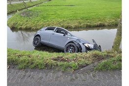 Auto belandt in sloot na botsing in Spierdijk