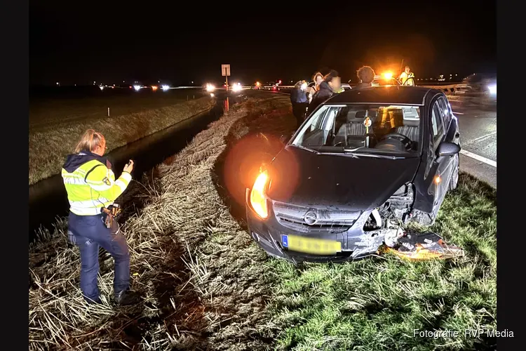 Auto raakt van de weg op N307