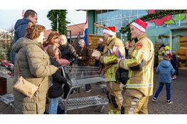 Waarnemend burgemeester bezoekt kerstactie Brandweer Opmeer
