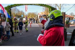 Waarnemend burgemeester bezoekt kerstactie Brandweer Opmeer