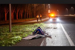 Bakwagen raakt van de weg en rijdt verkeersbord omver