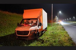Bakwagen raakt van de weg en rijdt verkeersbord omver