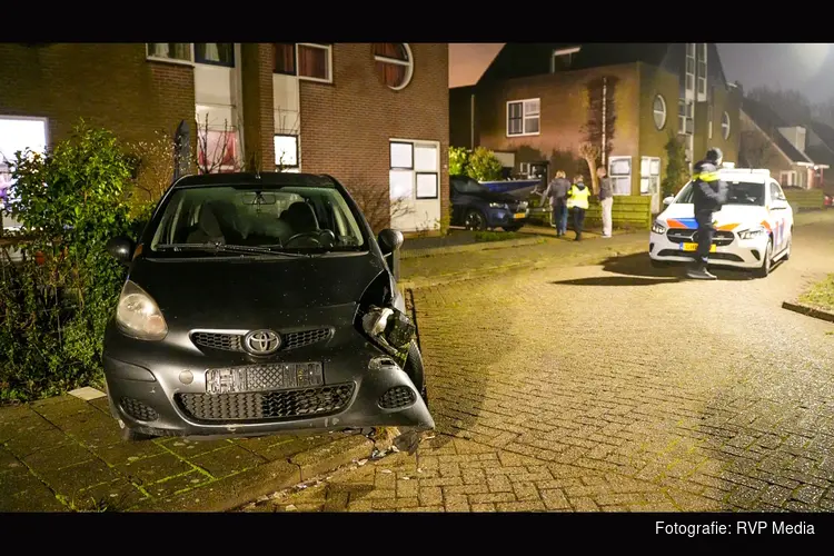 Auto botst op paal in Enkhuizen, bestuurder niet aangetroffen