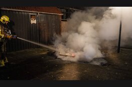 Brand op Hoornse speelplaats, schuur raakt beschadigd