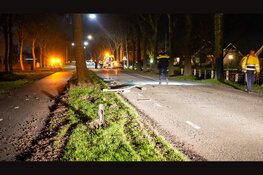 Gewonde nadat auto tegen lantaarnpaal botst in Zwaagdijk-Oost