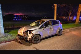 Gewonde nadat auto tegen lantaarnpaal botst in Zwaagdijk-Oost