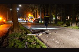 Gewonde nadat auto tegen lantaarnpaal botst in Zwaagdijk-Oost