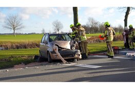 Automobiliste botst frontaal op los geschoten aanhanger in Westwoud