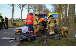 Automobiliste botst frontaal op los geschoten aanhanger in Westwoud