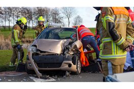 Automobiliste botst frontaal op los geschoten aanhanger in Westwoud