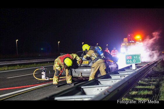 Auto brandt volledig uit op A7 door gesprongen brandstofleiding