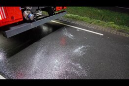 Auto ondersteboven in sloot op spiegelgladde weg, bestuurster met spoed naar ziekenhuis