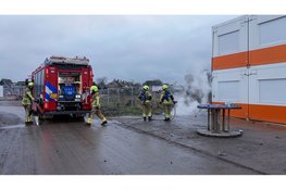 Brandweer blust vuurtje op bouwplaats in Ursem