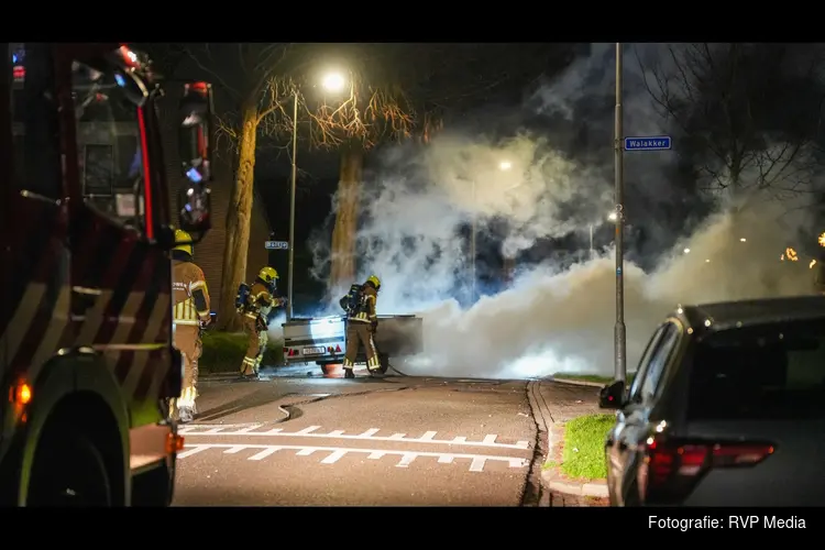 Vouwwagen midden op straat in brand in Opperdoes