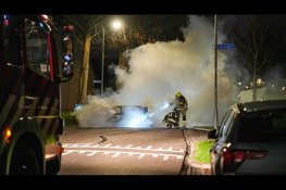 Vouwwagen midden op straat in brand in Opperdoes
