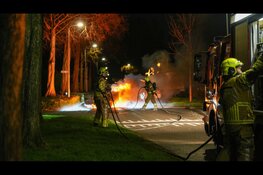 Vouwwagen midden op straat in brand in Opperdoes