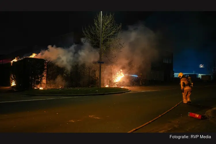 Heg vat vlam bij bedrijfspand in Hoorn
