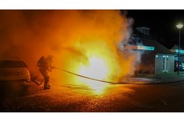 Auto volledig in lichterlaaie in Hoorn