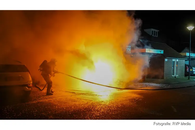 Auto volledig in lichterlaaie in Hoorn