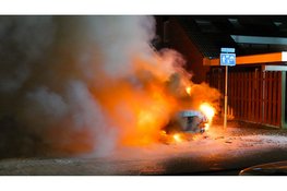 Auto volledig in lichterlaaie in Hoorn