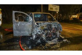 Bestelbus volledig uitgebrand in Zwaag