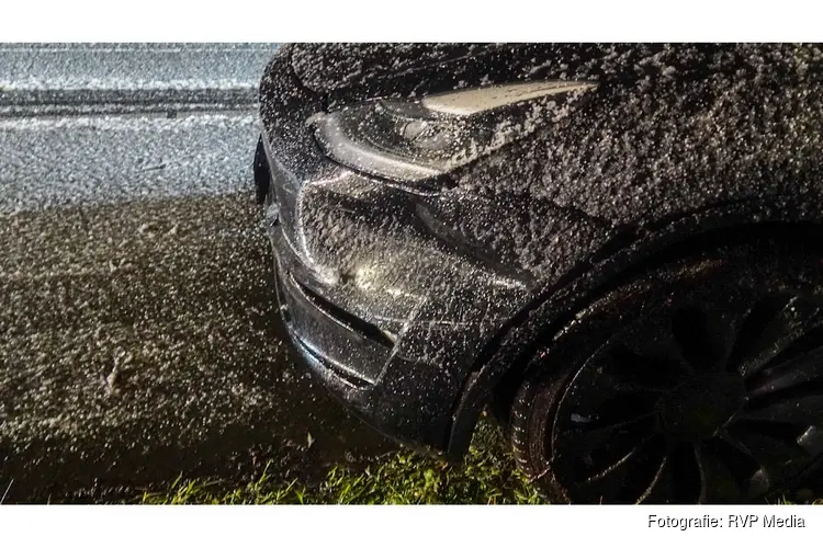 Flinke hagelbui zorgt voor gladheid: auto crasht op A7 en code geel