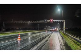 Flinke hagelbui zorgt voor gladheid: auto crasht op A7 en code geel