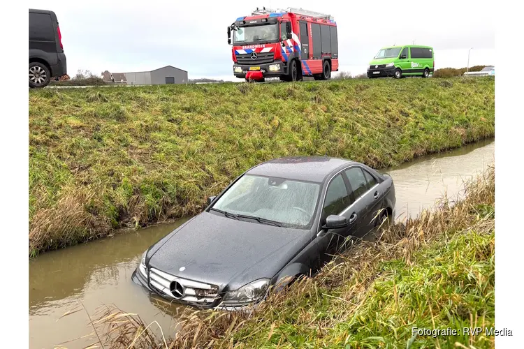 Automobilist te water geraakt bij éénzijdig verkeersongeval op de Kadijkweg in Andijk