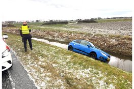 Door gladheid, auto met twee inzittenden te water geraakt bij verkeersongeval op de Slimweg in Hoogkarspel