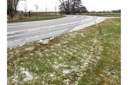 Door gladheid, auto met twee inzittenden te water geraakt bij verkeersongeval op de Slimweg in Hoogkarspel