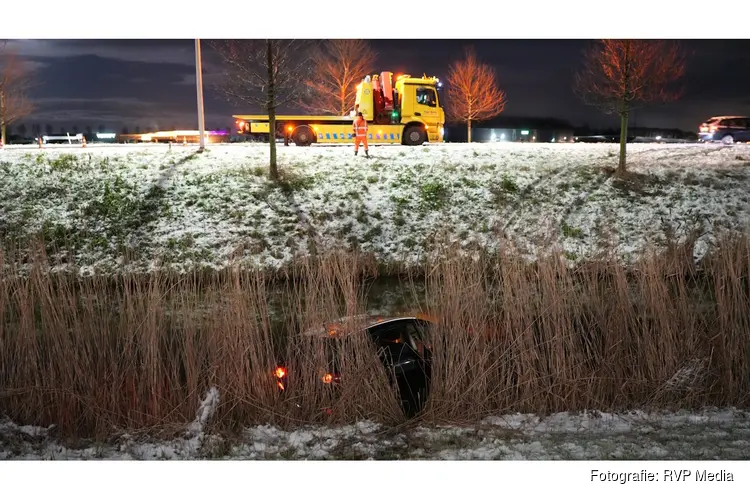 Automobilist belandt in water langs N240, ongeval veroorzaakt door plaatselijke gladheid