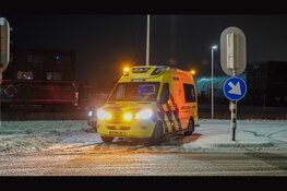 Automobilist ramt paal op besneeuwd wegdek bij Avenhorn