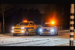 Automobilist ramt paal op besneeuwd wegdek bij Avenhorn