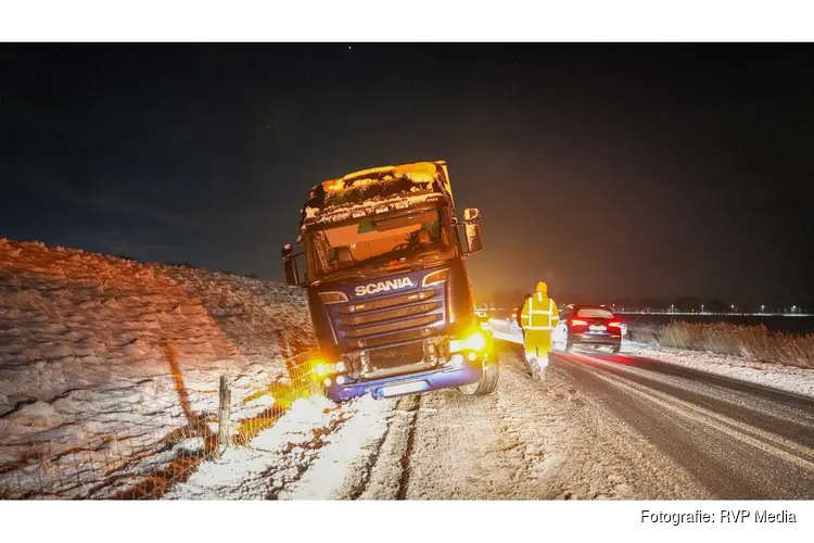 Vrachtwagen raakt door gladheid van de weg op de N239