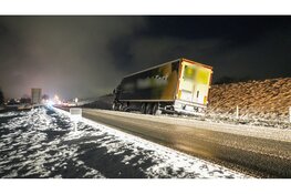 Vrachtwagen raakt door gladheid van de weg op de N239