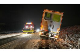 Vrachtwagen raakt door gladheid van de weg op de N239