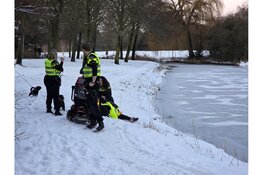 Man raakt uit balans met scootmobiel en belandt op ijs met hondjes