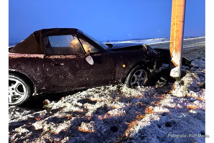 Veel schade door gladheid bij eenzijdig ongeval in Hoogkarspel
