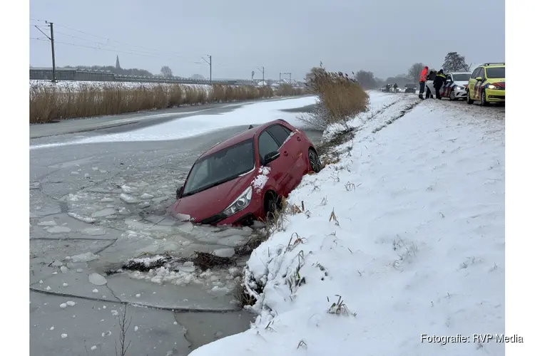 Automobilist door gladheid te water geraakt langs Oosterwijzend in Hoogkarspel