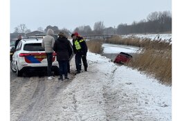 Automobilist door gladheid te water geraakt langs Oosterwijzend in Hoogkarspel