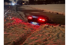 Automobilist te water geraakt op de N506 in Hem