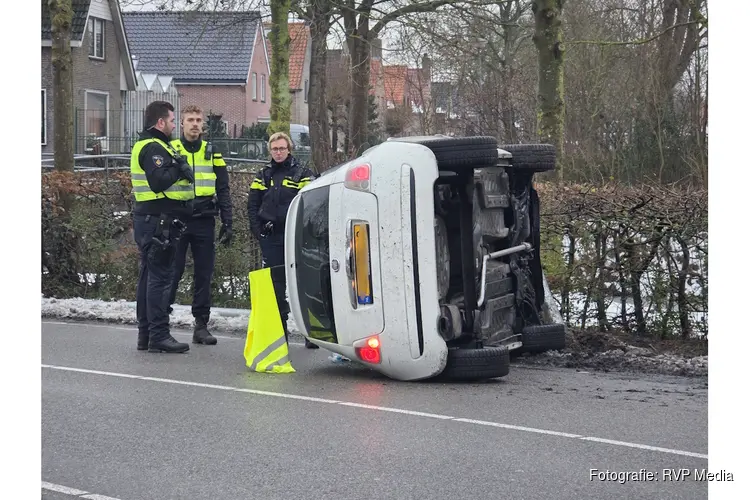 Auto belandt op zijkant in Grootebroek