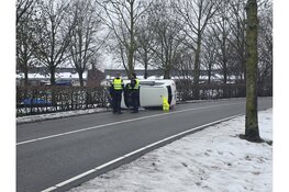 Auto belandt op zijkant in Grootebroek