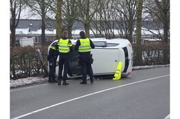 Auto belandt op zijkant in Grootebroek