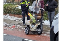 Persoon op scootmobiel gewond na aanrijding met bestelbus
